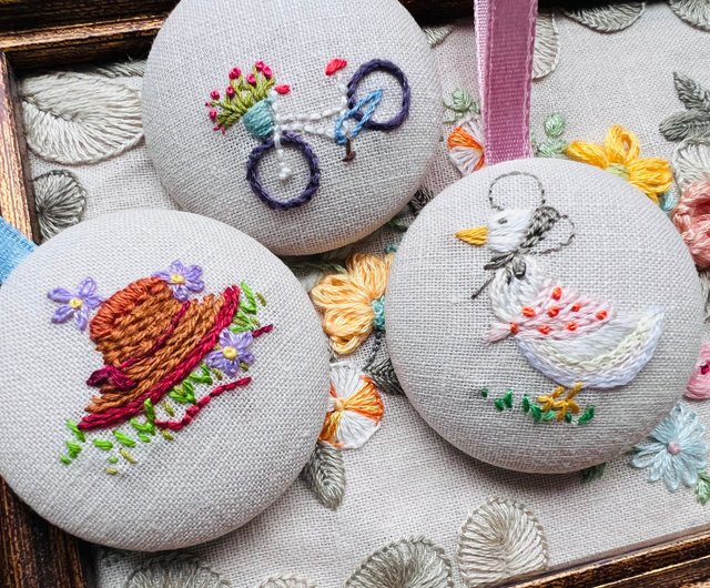 GUCCI ビーズ刺繍蜂モチーフ 麦わら帽子 2回着用超美品 精巧な手刺繍のチャーム/余暇/A 麦わら帽子/B ミス グース/C 3