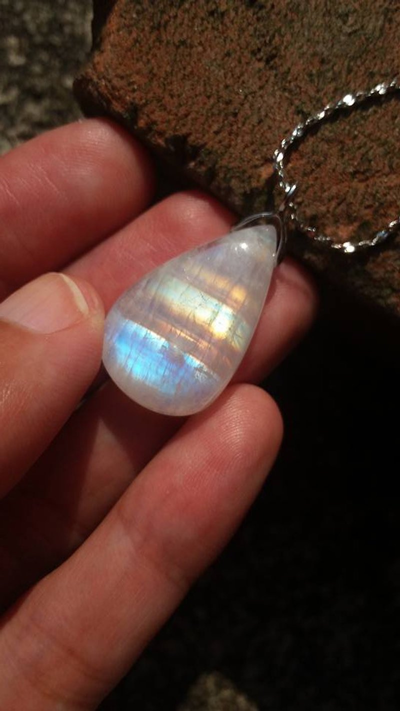 【Lost and find】 soft blue light rainbow natural gem water droplets moonlight stone moon stone water drops necklace - Necklaces - Gemstone Multicolor