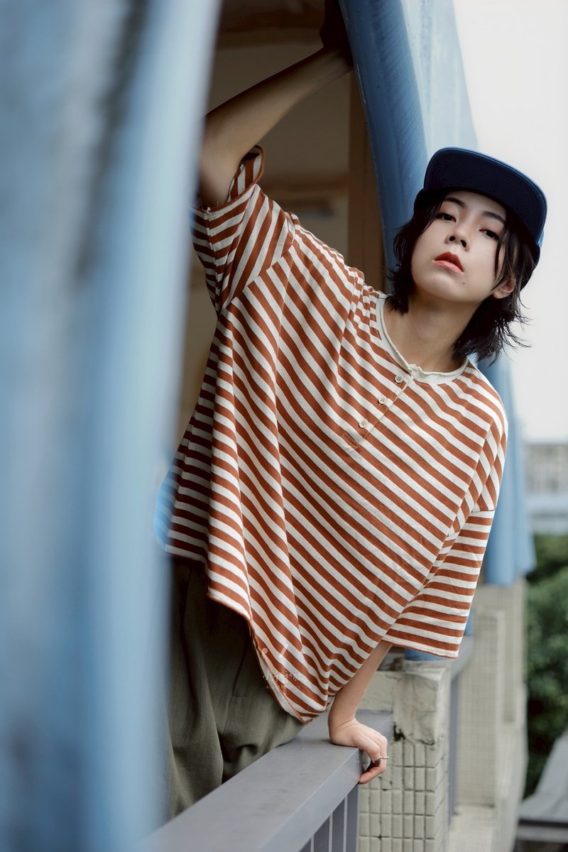 三芝條紋亨利七分上衣 - 2色 - 女 T 恤 - 棉．麻 咖啡色