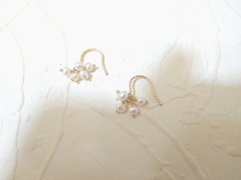 Basic small hook pearl earrings wrapped in 14k gold and can be clipped - ต่างหู - วัสดุอื่นๆ สีทอง