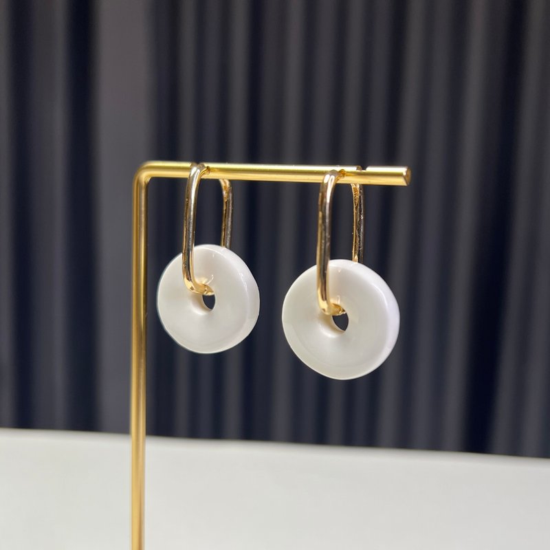 アーバンシック 白磁イヤリング Circle Loop クリスマス パーティー ギフト ラッピング - ピアス・イヤリング - 磁器 ホワイト