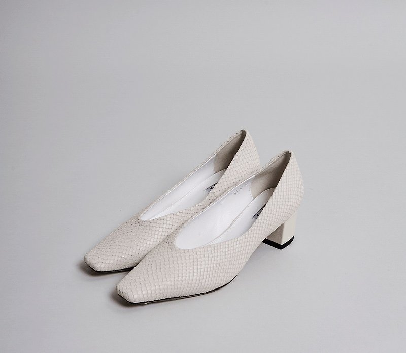 Square head round with V mouth thick heel shoes white - รองเท้าส้นสูง - หนังแท้ ขาว