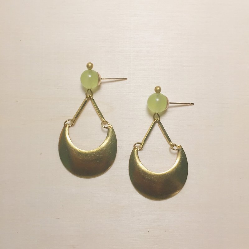 葡萄玉石立體月亮耳環 - 耳環/耳夾 - 玉石 綠色