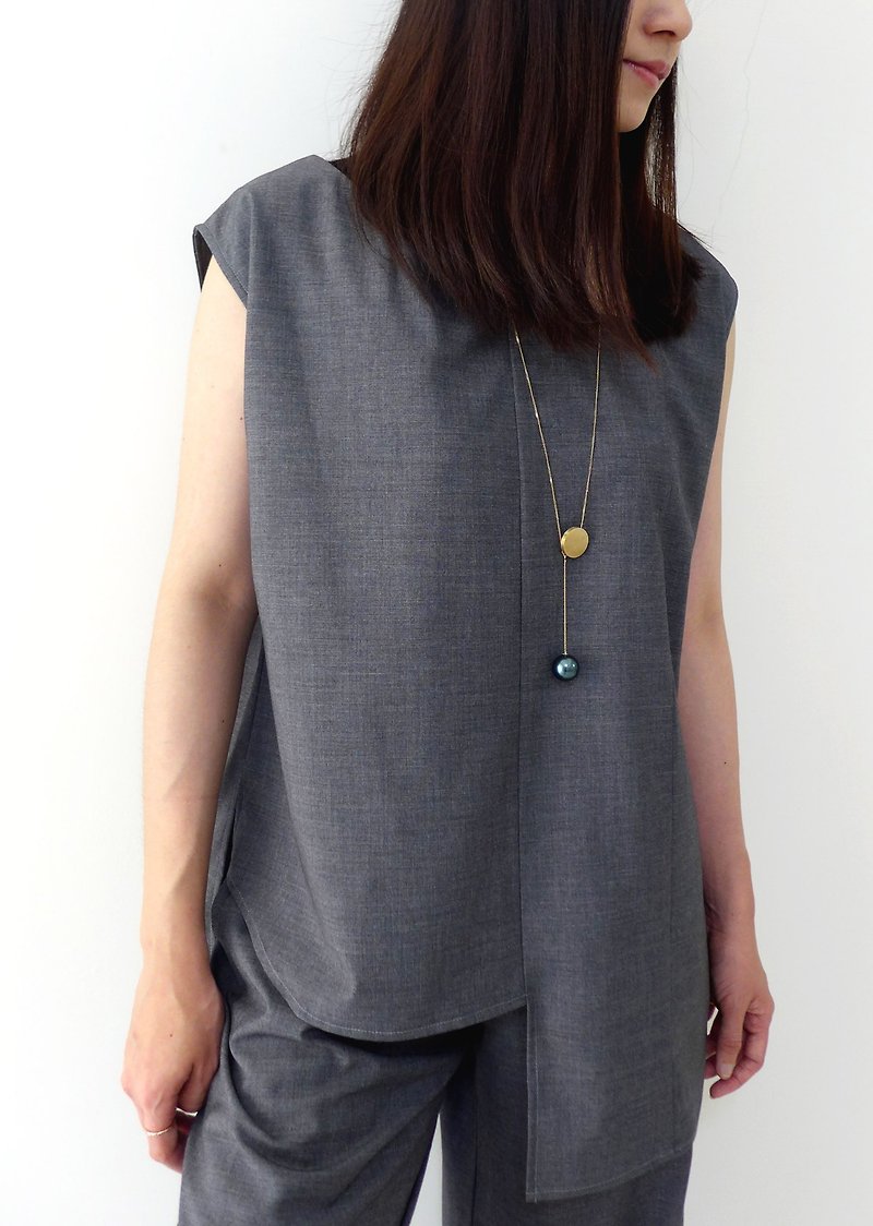 Cut top with diagonal neckline - เสื้อผู้หญิง - ผ้าฝ้าย/ผ้าลินิน สีเทา