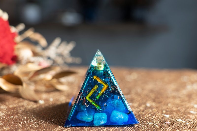 Customized Rune Magic Ornament – Rune Energy Pyramid - ของวางตกแต่ง - เรซิน หลากหลายสี