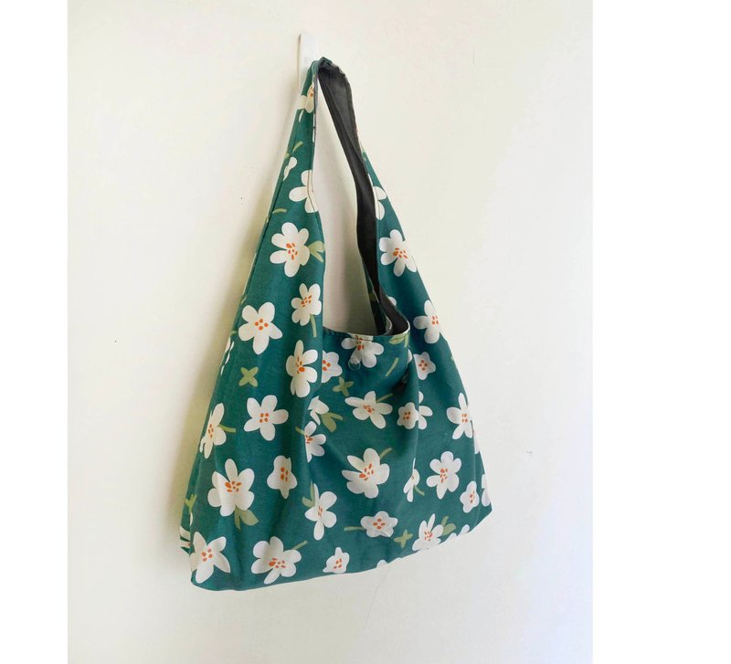 : G1: Handmade cloth shoulder bag can hold A4 A refreshing place of green flowers and grass - กระเป๋าแมสเซนเจอร์ - ผ้าฝ้าย/ผ้าลินิน สีเขียว