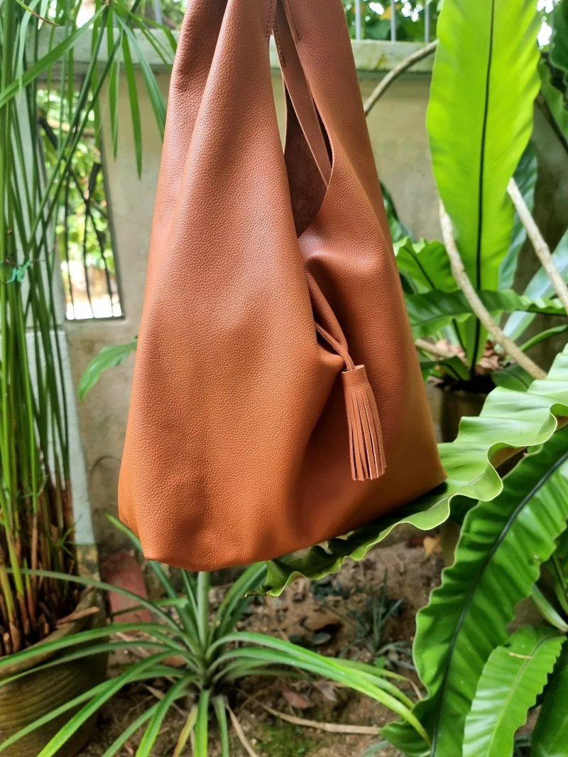 Soft Leather Hobo Bag with Tassel / Leather Tote in Tan brown - 手提包/手提袋 - 真皮 咖啡色