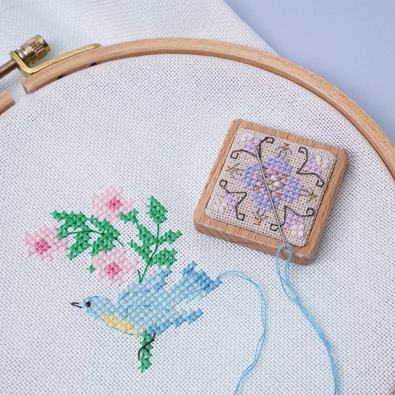 【Flower】Needle Minder - Cross Stitch Kit | Xiu Crafts - เย็บปัก/ถักทอ/ใยขนแกะ - ไม้ หลากหลายสี