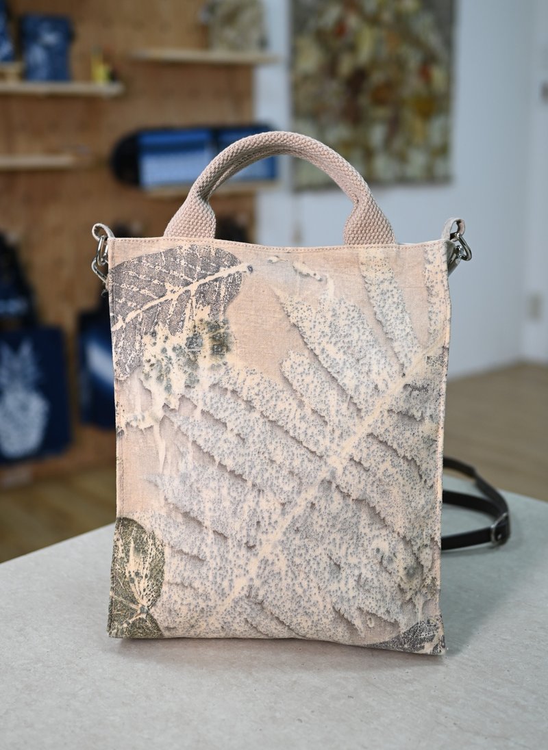 【記憶有限】EcoPrint 花葉移印 斜背/手提小方包 - 手提包/手提袋 - 棉．麻 藍色