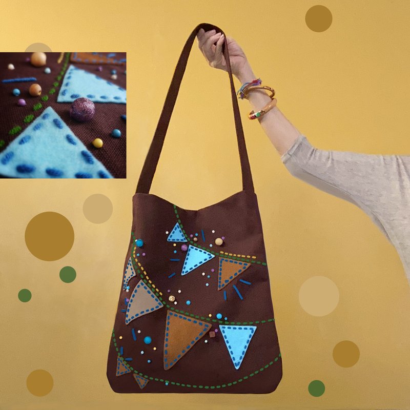 12x13.5 inch. Fun and original with hand-stitched design with felt and beads - 手提包/手提袋 - 其他材質 咖啡色