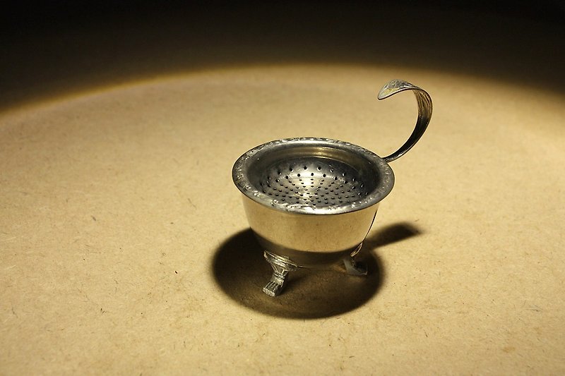 購自荷蘭 20 世紀早期老件 銅胎鍍銀 花朵造型古董倒茶濾茶組 - 茶具/茶杯 - 其他金屬 銀色