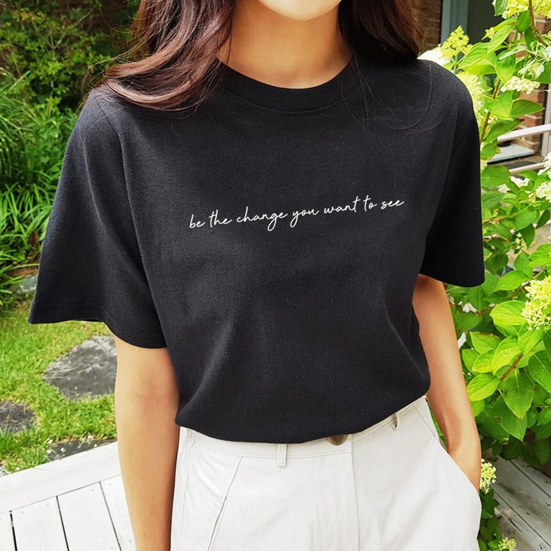 be the change you want to see短袖T恤 黑色 手工印刷文字格言 - 女上衣/長袖上衣 - 棉．麻 黑色
