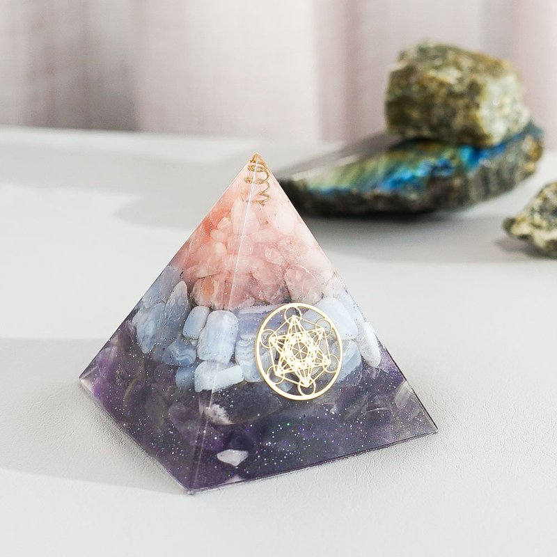 Preorder [Pink Quartz, Amethyst, Blue Chalcedony] Orgonite Crystal Energy Pyramid 6x6 cm - ของวางตกแต่ง - คริสตัล หลากหลายสี