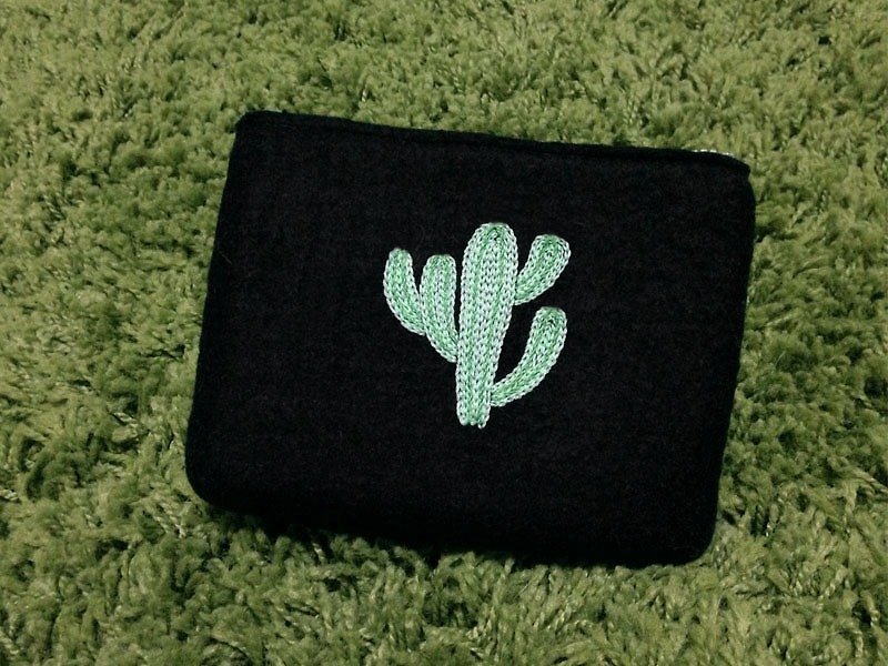 Cactus embroidery wool felt storage bag / clutch bag / sundries bag - กระเป๋าคลัทช์ - ขนแกะ สีดำ