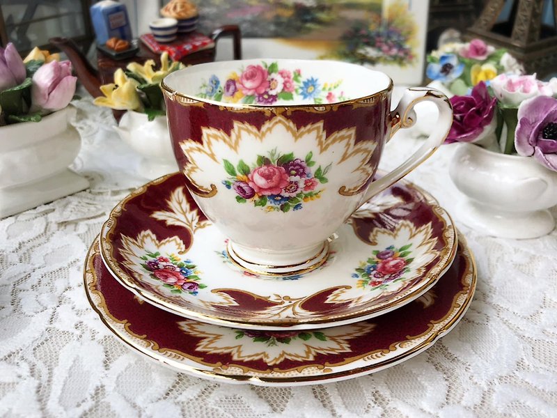 British Royal Grafton noble Gemstone ​​red beautiful multicolored floral gold-painted bone china three-piece cup and plate set - ถ้วย - เครื่องลายคราม 