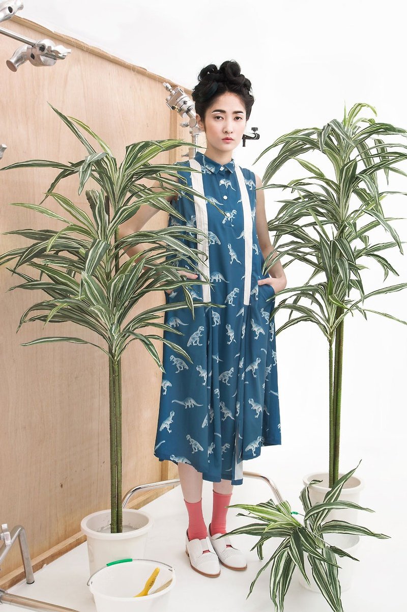 tan tan x Hsiao-Ron Cheng / dinosaurs sleeveless shirt dress - ชุดเดรส - เส้นใยสังเคราะห์ สีน้ำเงิน