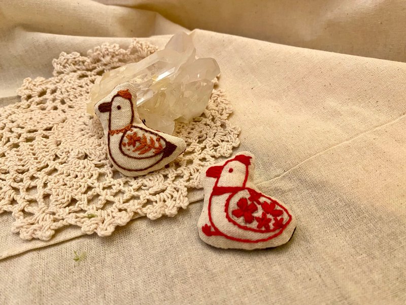 Mrs Duck's embroidery brooch - Brooches - Cotton & Hemp Khaki