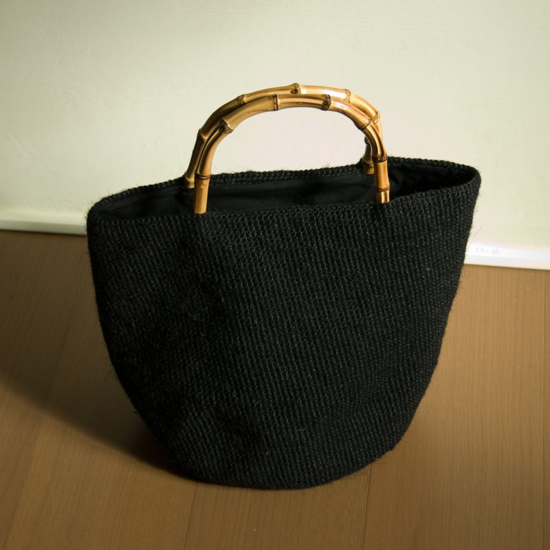 Black handbag/black Linen braid/bamboo handle/woven bag - กระเป๋าถือ - ผ้าฝ้าย/ผ้าลินิน สีดำ