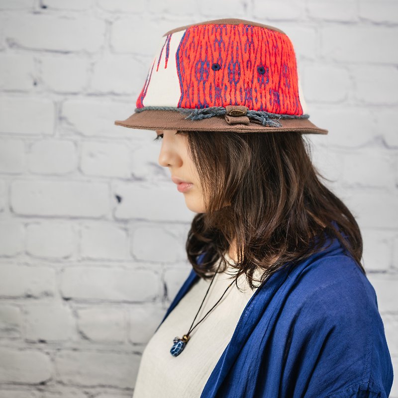 หมวกที่ทำจากผ้าคลุมไหล่ของชนเผ่า Miao ดอกไม้ใหญ่ในประเทศจีน - หมวก - ผ้าฝ้าย/ผ้าลินิน สีส้ม