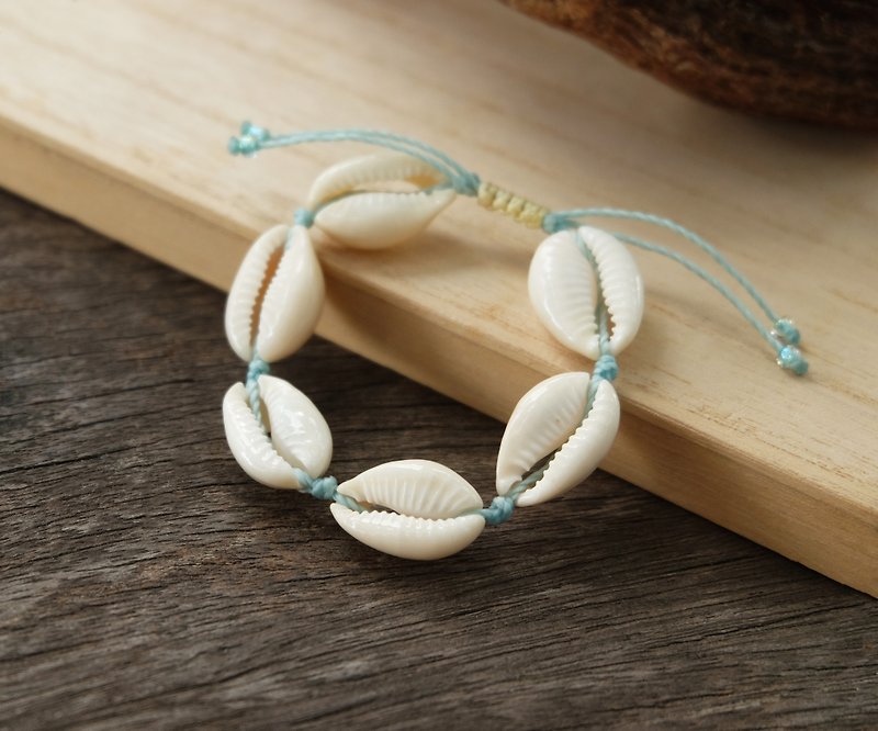 Sea shells light aqua string bracelet - สร้อยข้อมือ - วัสดุอื่นๆ สีน้ำเงิน