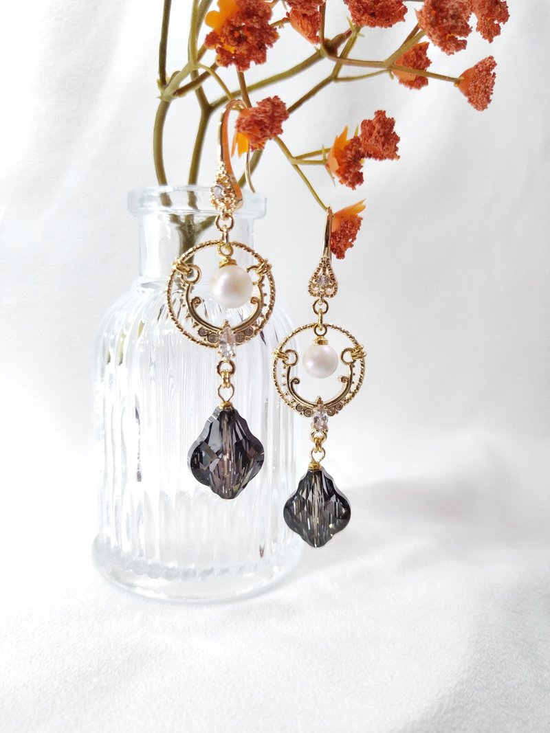 SWAROVSKI 系列【夜魅】勾式耳環 施華洛世奇水晶 - 耳環/耳夾/耳骨夾 - 水晶 黑色