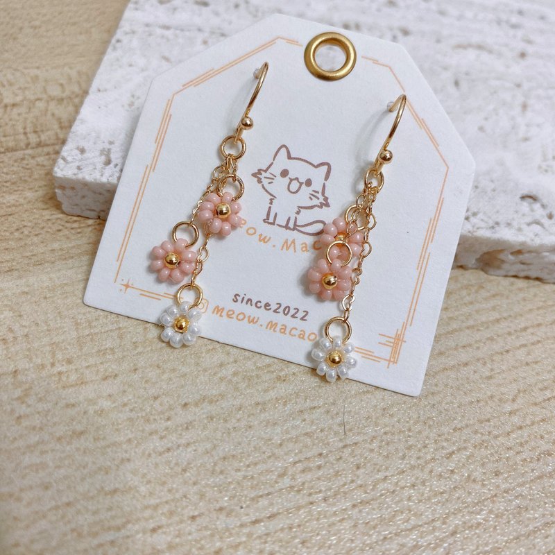 Pendant small flower earrings pink small flower ear hooks - ต่างหู - แก้ว สึชมพู