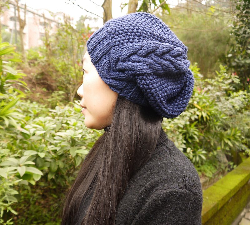 手作編織毛帽~美麗諾/ 寬鬆側邊麻花毛帽系列(深藍) - 帽子 - 羊毛 藍色