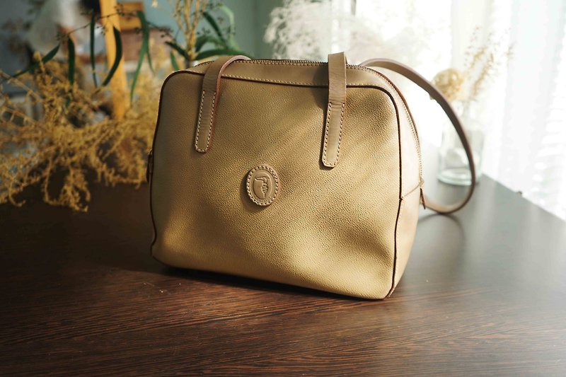 Treasure Hunting Vintage Antique Bag - Trussardi Genuine Leather Light Khaki Rounded Shoulder Bag - กระเป๋าแมสเซนเจอร์ - หนังแท้ สีกากี