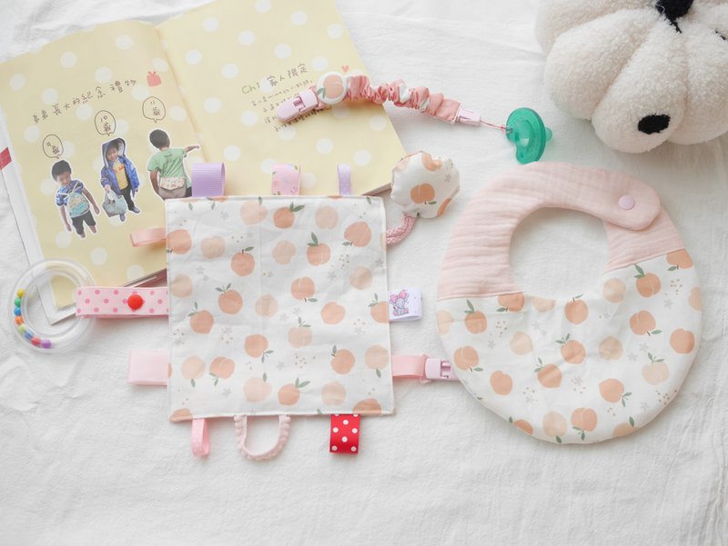 Six-fold gauze saliva towel comfort towel hand rattle detachable pacifier chain Miyue gift box peach style - ของขวัญวันครบรอบ - ผ้าฝ้าย/ผ้าลินิน สึชมพู