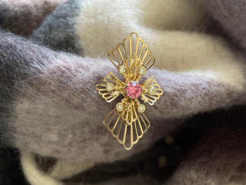 アンティークゴールドレース彫りうっすらピンクのラインストーン石