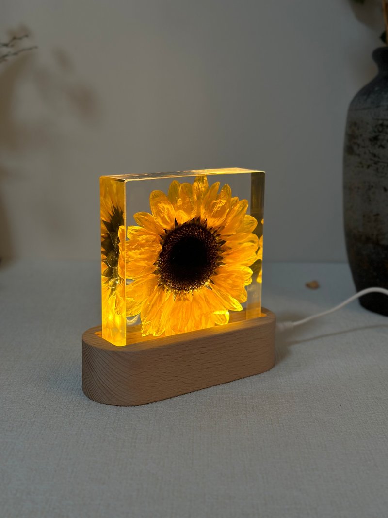 【可客製】永生花向日葵標本小夜燈 乾燥花禮品 - 燈具/燈飾 - 樹脂 金色