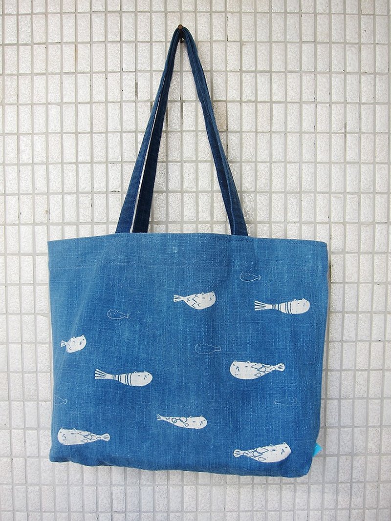 Indigo dyed shoulder bag - Flying FishCat - กระเป๋าแมสเซนเจอร์ - ผ้าฝ้าย/ผ้าลินิน สีน้ำเงิน