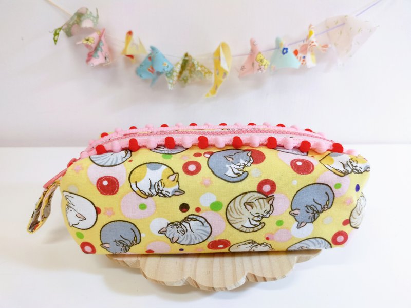 Sakura and cat fat bag cosmetic bag storage bag pencil case - กระเป๋าเครื่องสำอาง - ผ้าฝ้าย/ผ้าลินิน 