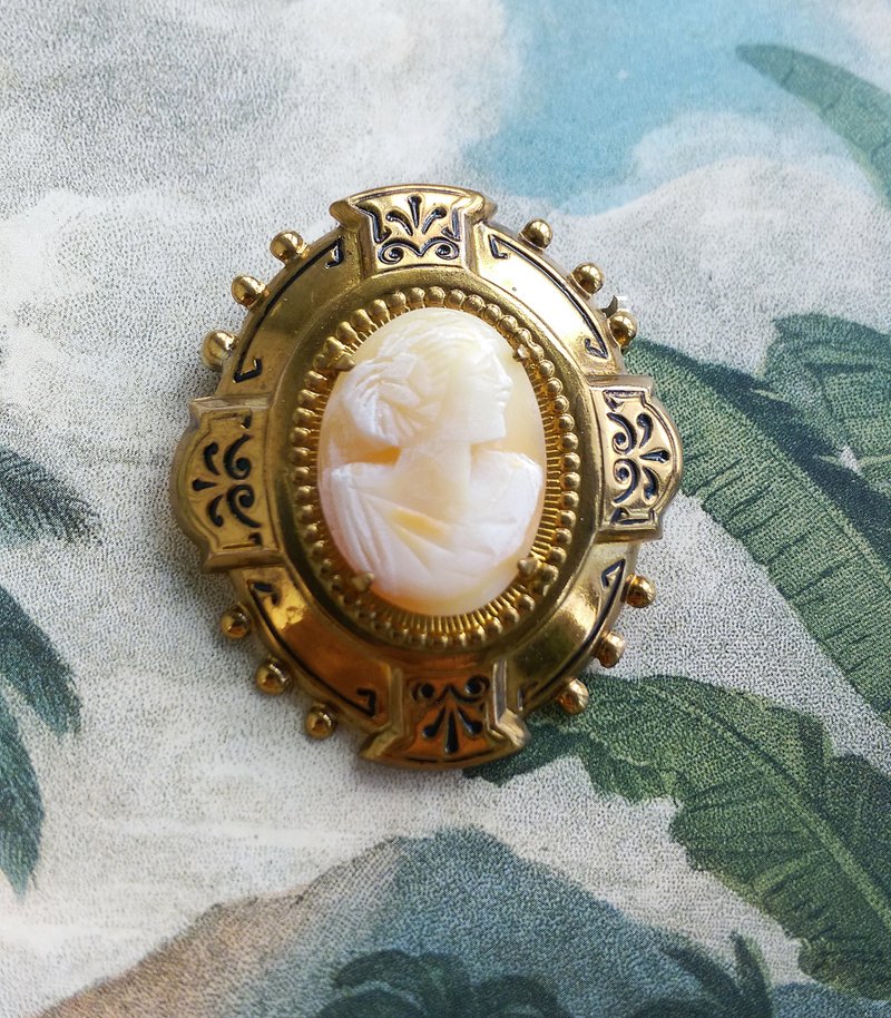 Vintage Jewelry 西洋古董飾品 古典 Cameo  貝雕 仕女  別針 - 徽章/別針 - 其他金屬 金色