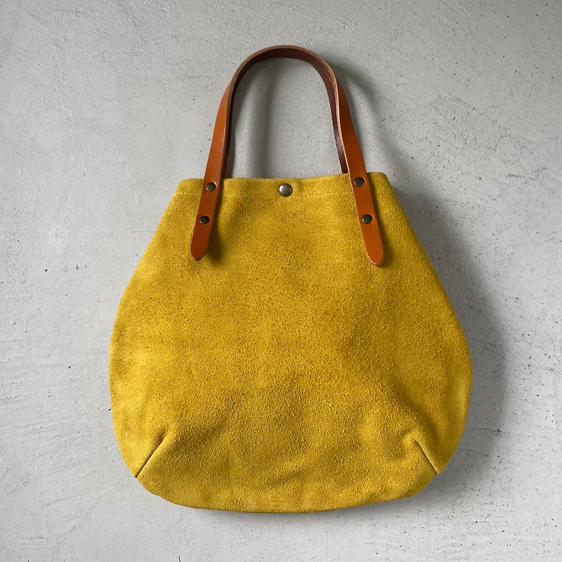 [Resale in 2023] Round tote bag S-size with beef floor velor and extra-thick oil slime [Mustard yellow] - กระเป๋าถือ - หนังแท้ สีเหลือง