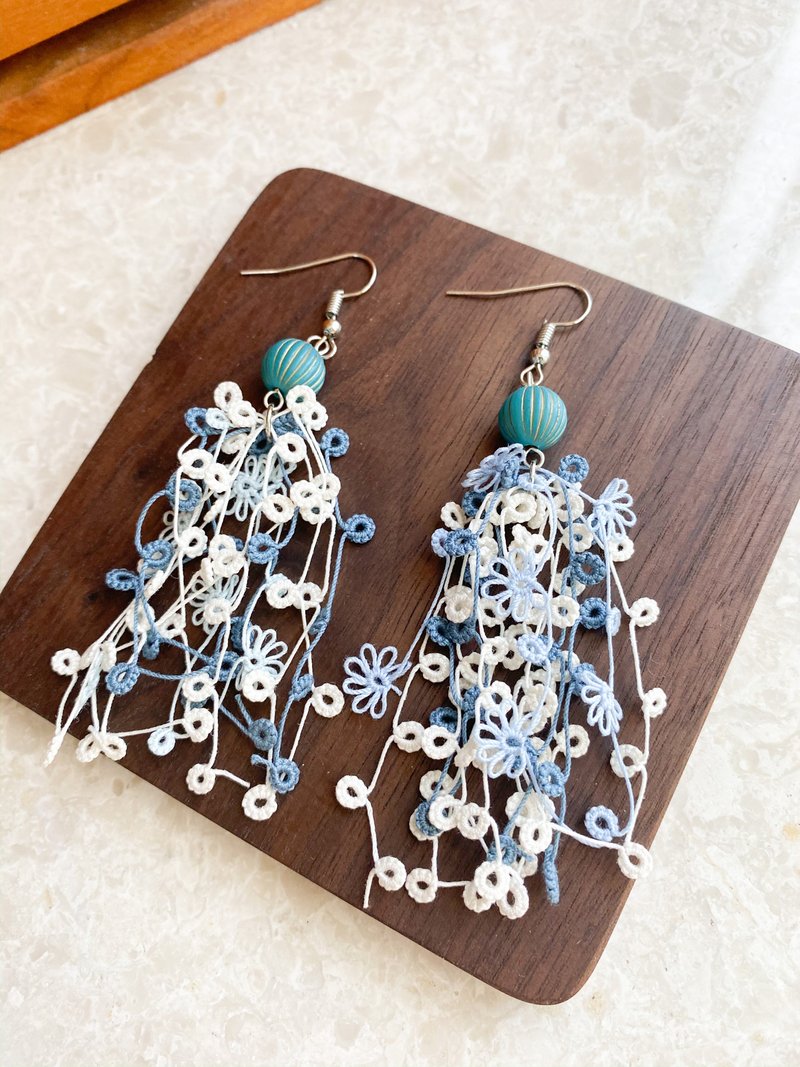 串串藍白花梭織耳環 Tatting earrings 花 藍色 耳針 耳鈎 耳環 - 耳環/耳夾/耳骨夾 - 繡線 藍色