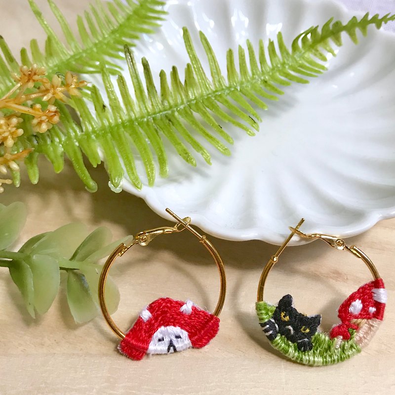 Handmade embroidery//Mushroom and mushroom cat hoop earrings//Can be changed to clip style - ต่างหู - งานปัก สีแดง