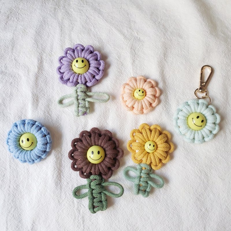 Macrame smiley flower keychain - Keychains - Cotton & Hemp Multicolor