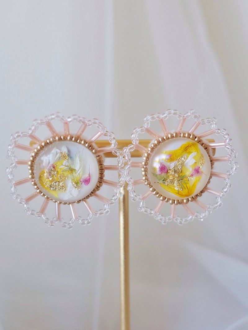 Pressed flower x bead embroidery earrings - Earrings & Clip-ons - Resin Pink