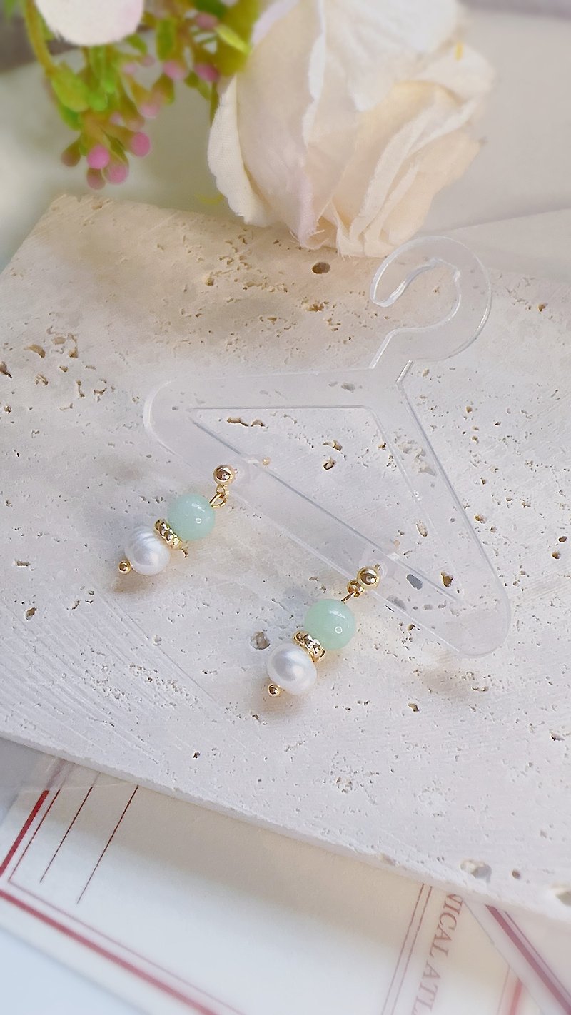 Tiny White Freshwater Pearl Jade Chalcedony Drop Earrings | 白色淡水珍珠玉髓吊式耳环 - ต่างหู - เครื่องเพชรพลอย สีทอง