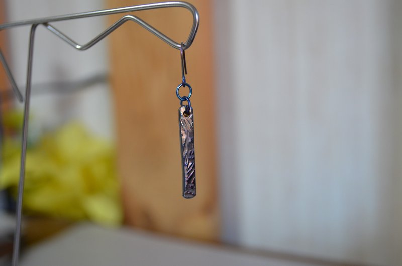 Titanium　pierced earrings・チタンピアス・路傍・一点物 - 耳環/耳夾/耳骨夾 - 其他金屬 藍色