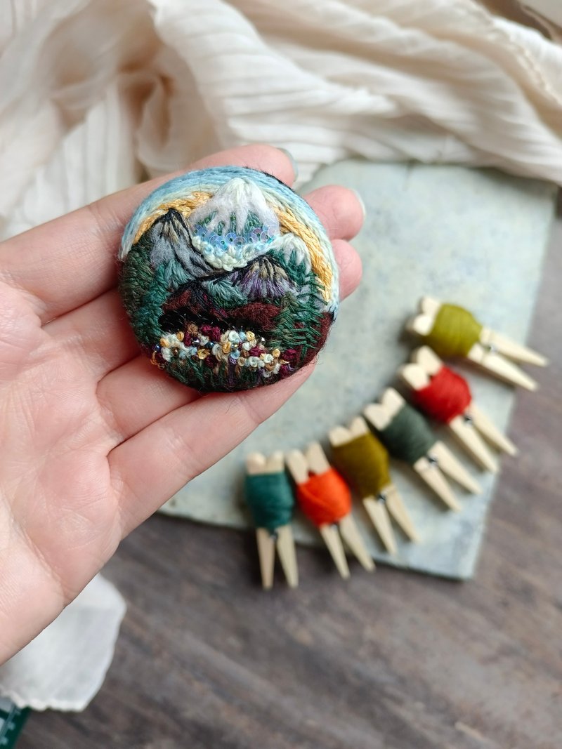 Landscape brooch Tiny landscape Pin Art Gift - 胸針 - 繡線 藍色