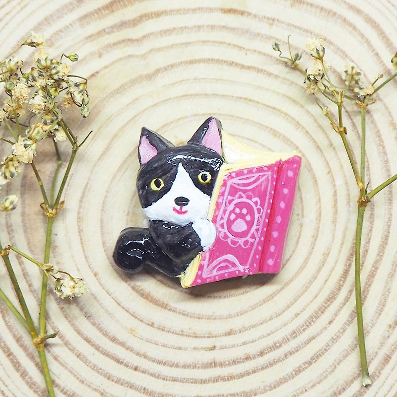 Cat and book handmade brooch - เข็มกลัด - ดินเหนียว 