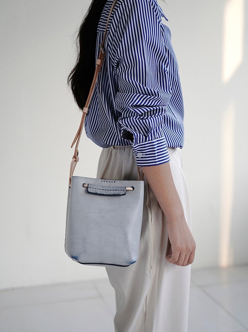 RLIFEDESIGN retro Wax first-layer cowhide shoulder cross-body bucket bag women's white mist blue fashion high-end - กระเป๋าถือ - หนังแท้ 