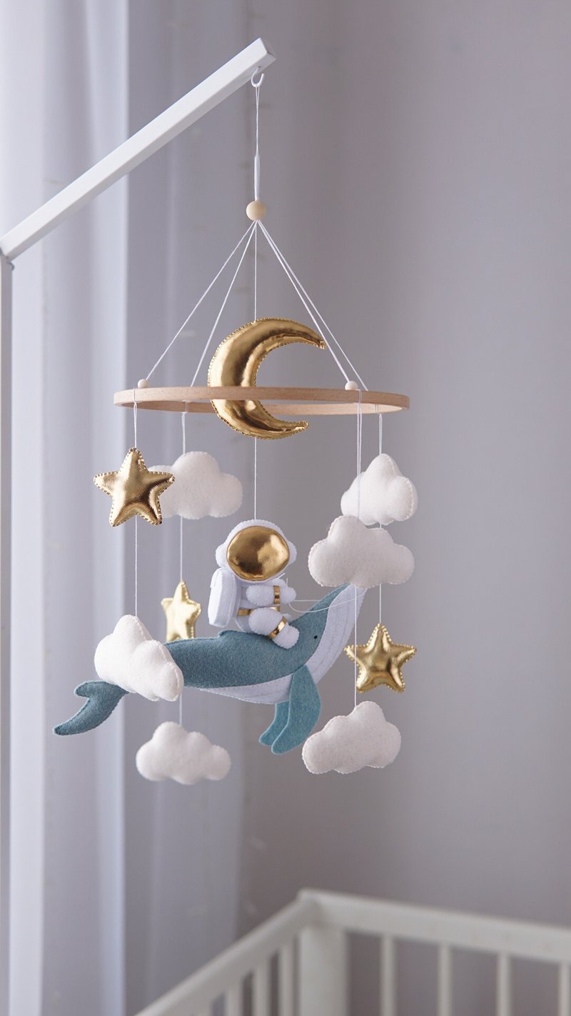 Astronaut space mobile .  Whale sea mobile. Baby shower gift - ของเล่นเด็ก - วัสดุอื่นๆ 