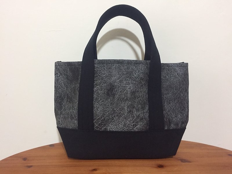 【Imitation leather pattern limited edition】 classic tote bag Ssize - Imitation leather pattern x black - - กระเป๋าถือ - ผ้าฝ้าย/ผ้าลินิน สีดำ