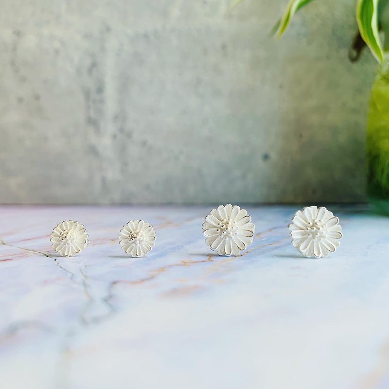 925 sterling silver / matte white cute• double daisy ear needles - ต่างหู - เงินแท้ สีเงิน