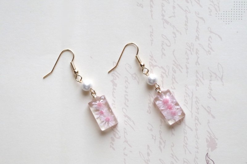 Resin art flower and cotton pearl earrings - peach pink - Earrings & Clip-ons - Other Materials Pink