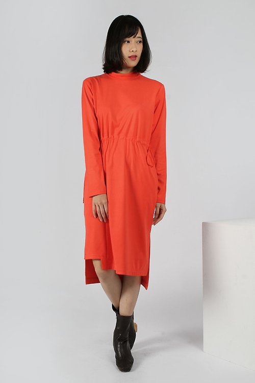 BREEZI ISLAND  都會機能服飾 不對稱小高領連身洋裝 - 橘紅