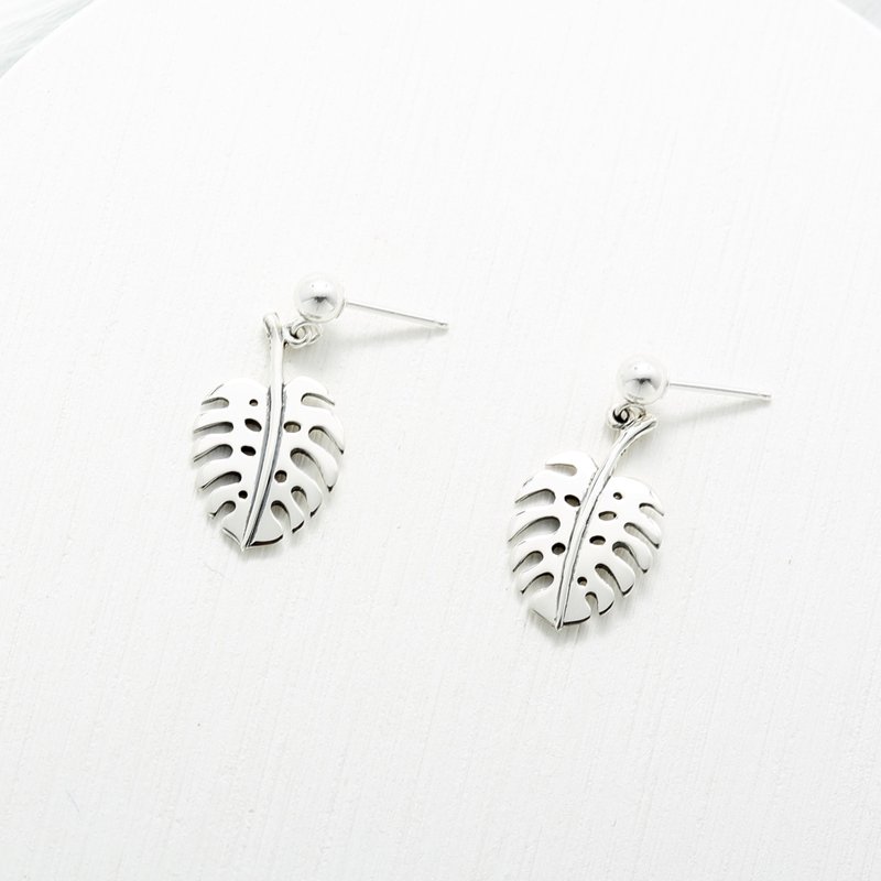 【Angel & Me】Monstera deliciosa Leaf s925 sterling silver earrings Birthday gift - ต่างหู - เงินแท้ สีเงิน